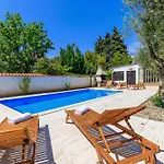 Exclusive Pool Escape Near Sea - Happy Apartman Krk Town