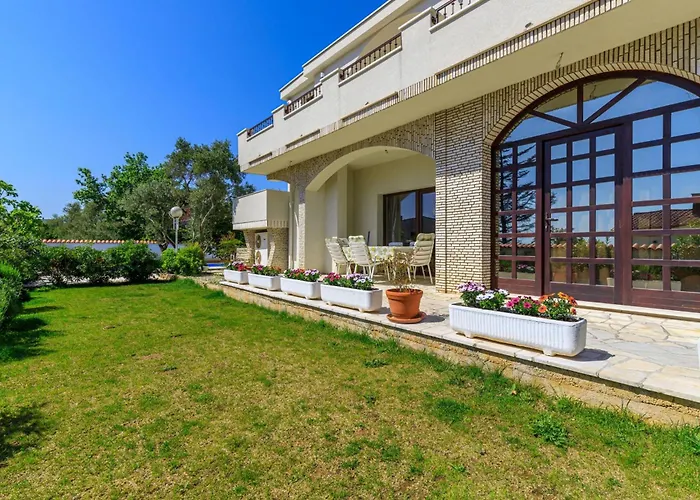 Exclusive Pool Escape Near Sea - Happy Appartement