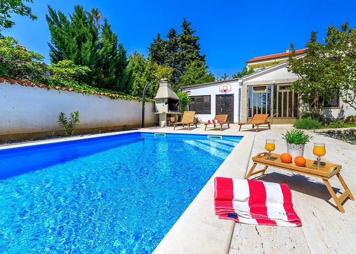 Exclusive Pool Escape Near Sea - Happy